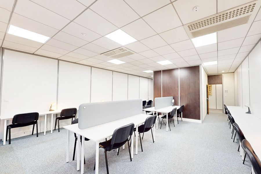 Salle d'études vide du cours agora à Lyon